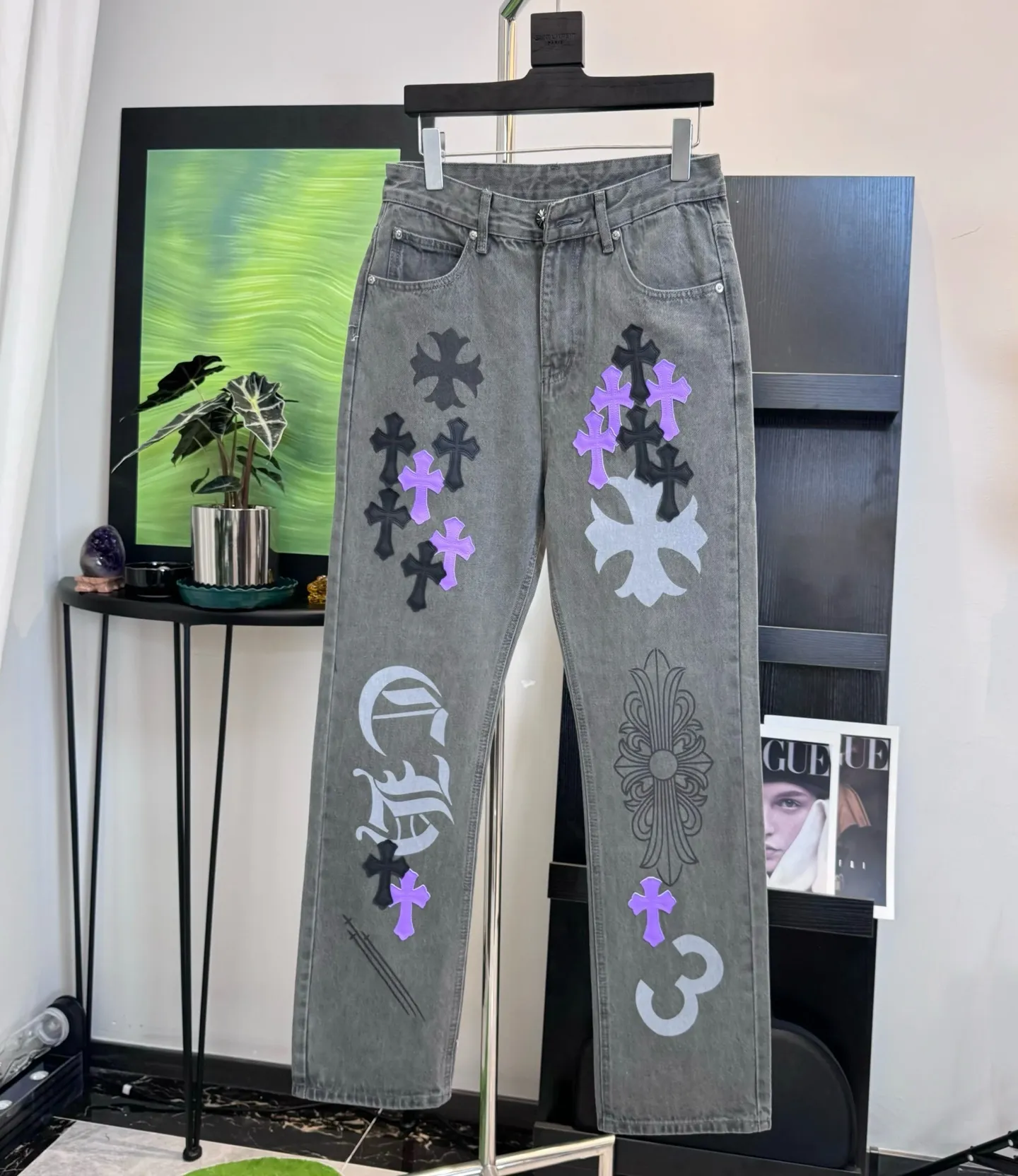 🅿️290 Style No.: D240 Chroe Hets CH Chrome Het Purple Color Block Leather Washed Jeans Ceiling-Level Jeans Hard to Find at the Counter‼ ️ About Zangyin ✅ This is an extremely luxurious fashion brand that can also be called the aristocracy of the high street. It has always been an exclusive brand for some hipsters or the rich second generation. The color of this model is already very eye-catching by using a unique washed material. It is decorated with pink patchwork cross flowers, which cleverly highlights the charm of the brand. Secondly, this model adopts a classic high-waist cut design, which highlights the long legs and fashionable temperament of the upper body. The brand is highly recognizable and the slim-fitting configuration is more suitable for daily wear. The personality will be fashionable and the specifications can be seen at a glance. Materials and technology ✅ Needless to say, this point goes without saying. As an excellent craftsman brand, Zangyin's requirements for details and craftsmanship are really perfect. The washed color of this model has gone through a lot of processes, not to mention the embellishment of the denim appliqués. It is also purely handmade and sewn. Just like what they believe in, only handmade things have soul and have the meaning of wearing. A top-notch heavy-duty fashionable denim item, recommended by both hands‼ ️ Size# 30 32 34 34 (M L